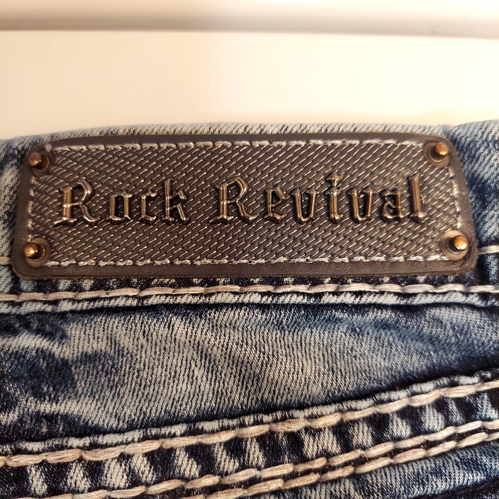 Rock Revival Distressed Cropped Blue Jeans with Embroidered Pockets - Picture 6 of 12